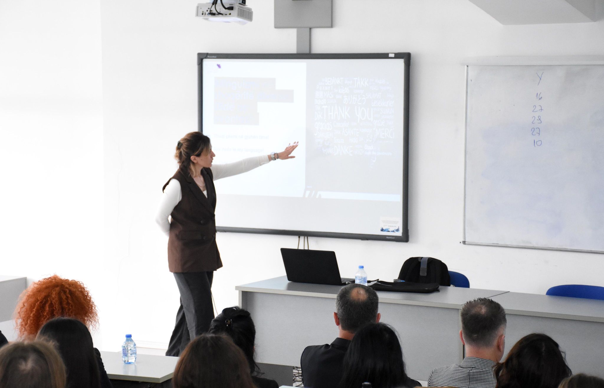 Në Fakultetin Filozofik të UT-së, studiuesja Dr. Elona Gjata mbajti ligjëratë me temën: “Bilinguizmi në shoqëritë diverse: sfidë apo avantazh”