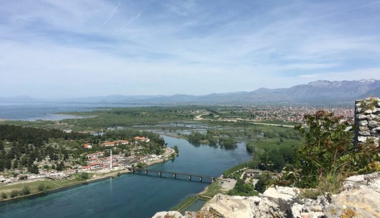 Nëna dhe tre fëmijët dyshohet se u mbytën në lumin Buna në Shkodër