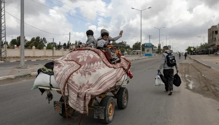 Palestinezët largohen nga Rafah pas urdhrit izraelit për evakuim