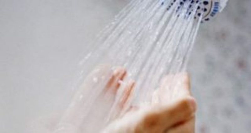 Vdes 18 vjeçari nga Tetova  e kap rryma duke u larë në dush