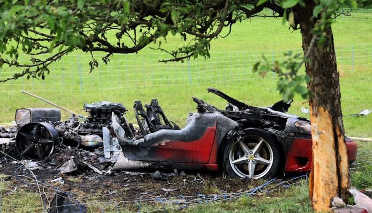 Makina Ferrari digjet plotësisht pas përplasjes në një pemë, shpëtojnë shoferi e pasagjeri