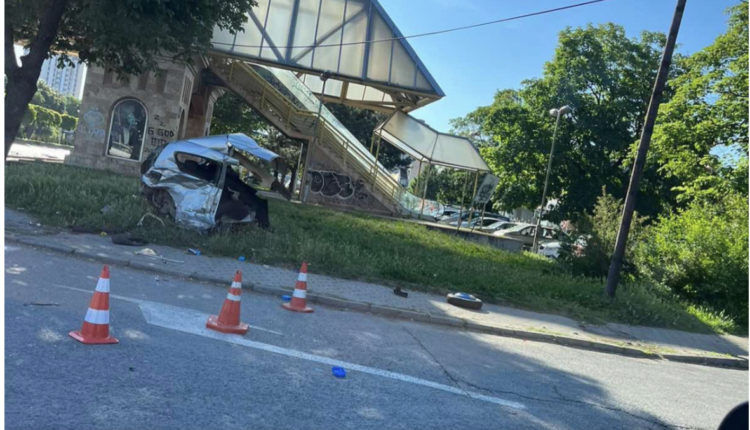 Aksident i rëndë në Shkup, vetura ndahet në dy pjesë, lëndohen rëndë 3 persona