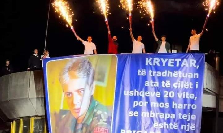 Tetovarët shpalosin pankartën: Kryetarë të tradhëtuan ata që i ushqeve 20 vite (VIDEO)