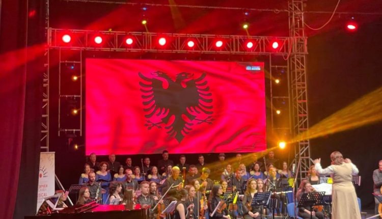 Skenë e re muzikore në Tetovë/ Ansambli muzikor: Një copëz Vjene në Tetovë!