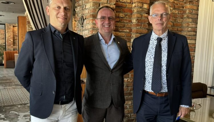 Taravari takon emisarin evropian Peter Vanhoutte: Rruga evropiane e vendit do të jetë në duar të sigurta