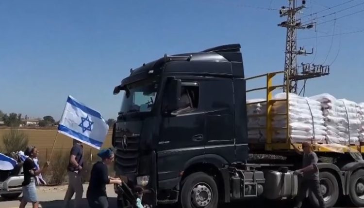 Protestuesit izraelitë bllokojnë kamionët e ndihmave për në Gaza