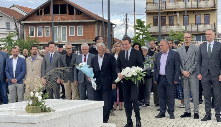 Kryeministri Kurti bën homazhe te varret e Ilir Konushevcit dhe Hazir Malajt