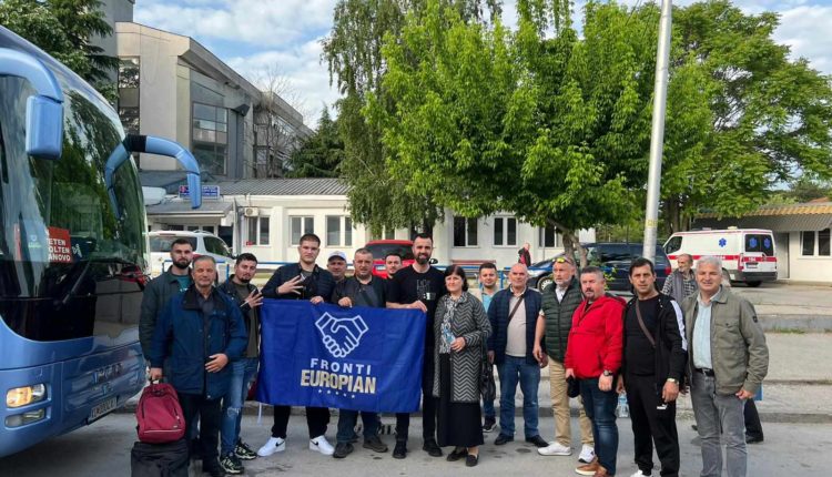 Vijnë mërgimtarët për të votuar UÇK dhe Frontin, sapo arriti nga Welsi për në Kumanovē (VIDEO/FOTO)