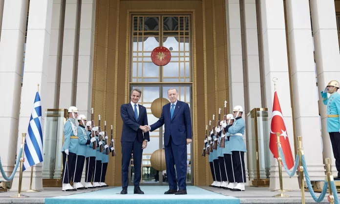 Mes  thumbimeve politike   përfundon takimi mes Mitsotakis dhe Erdogan