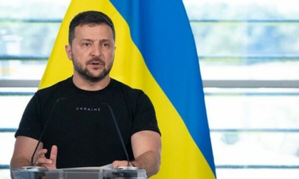 Shërbimi ushtarak  Zelensky ndryshon dy pikat kyçe të legjislacionit ukrainas