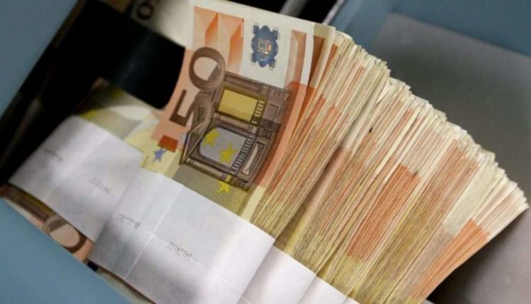 “Mendoi se është çanta me para, por ishte e mbushur me letra” – këmbyesi i valutave në Çarshinë e Shkupit mashtrohet për 25 mijë euro