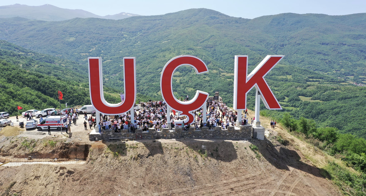 Përurohet obelisku gjigant me shkronjat e arta ‘UÇK’ në Prizren