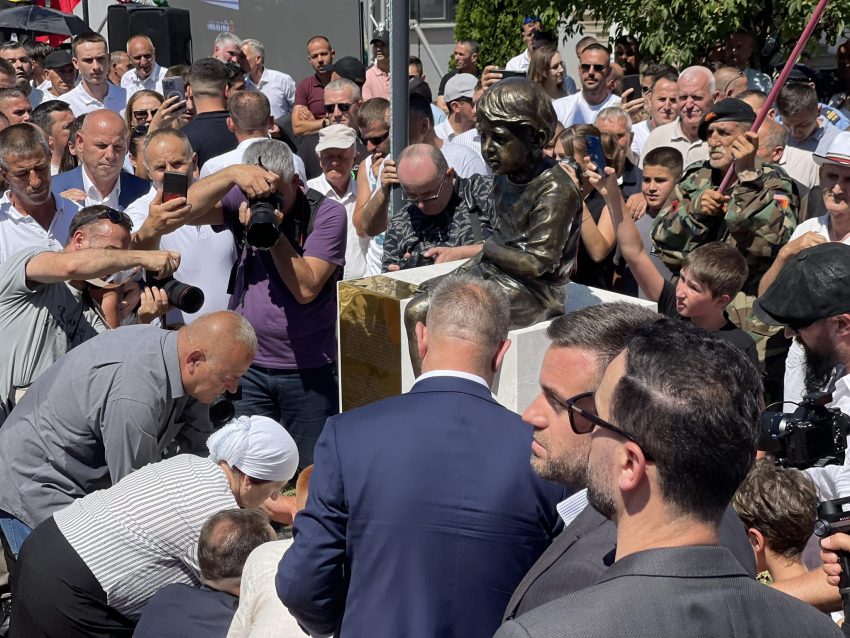 Përurohet skulptura e Leutrim Ahmetit, i vrarë gjatë luftës nga forcat serbe