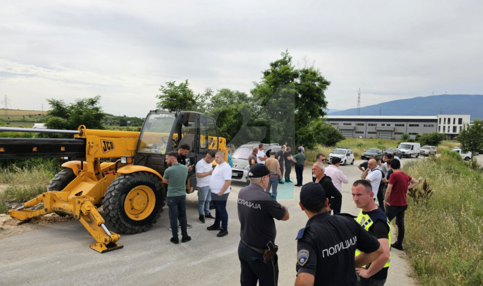 Bllokohen rrugët në Vizbeg, protestuesit nuk lejojnë ndërtimin e bazës për prodhim të asfaltit