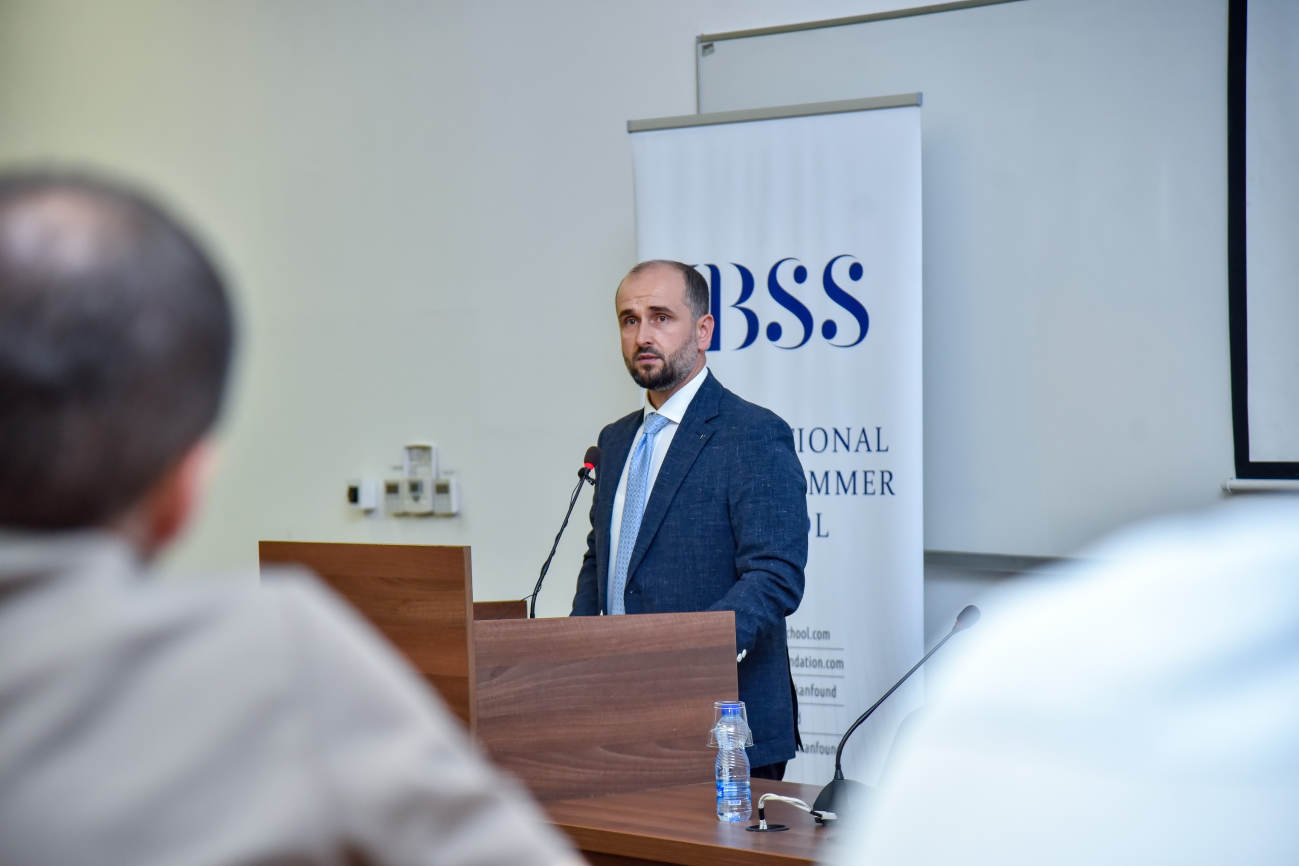 Ministri Murtezani hapi Shkollën verore ndërkombëtare ballkanike