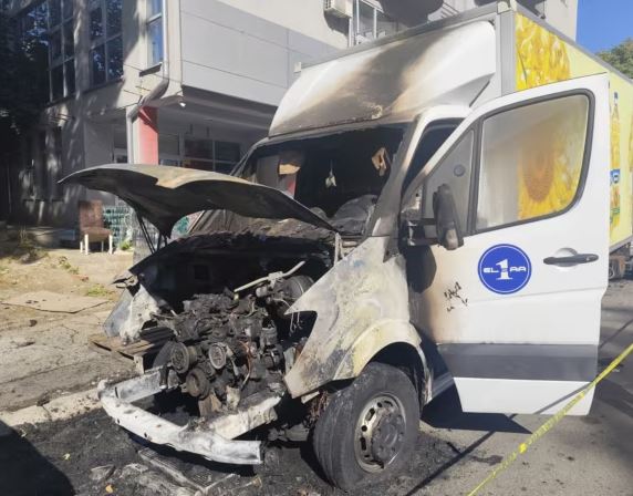 Tri shpërthime në veri të Kosovës, digjen dy kamionë