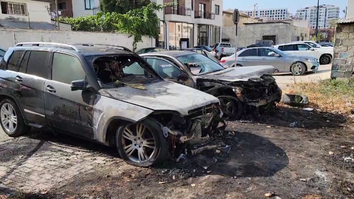Pamjet/ Digjen dy automjete në Durrës gjatë natës, ishin parkuar pranë njëra-tjetrës! Detajet nga ngjarja
