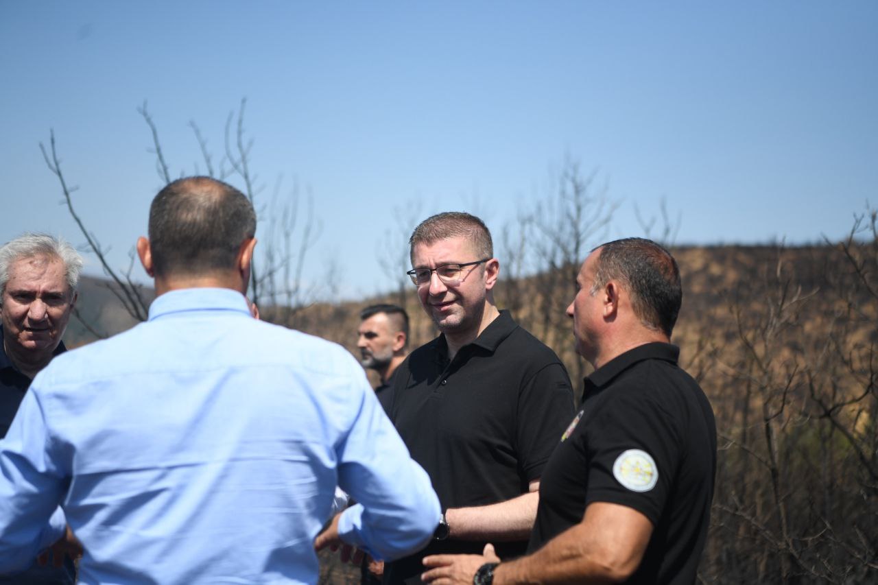 Mickoski në terren: Faleminderoj shumë njerëzit që luftuan me stuhinë e zjarrit në malin Serta, pasojnë reformat në sektorin e menaxhimit të krizave dhe ndryshimet në Ligjin për zjarrfikje