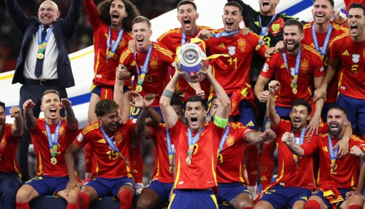 Shikoni momentin kur Morata ngre trofeun në qiellin e Berlinit (VIDEO)