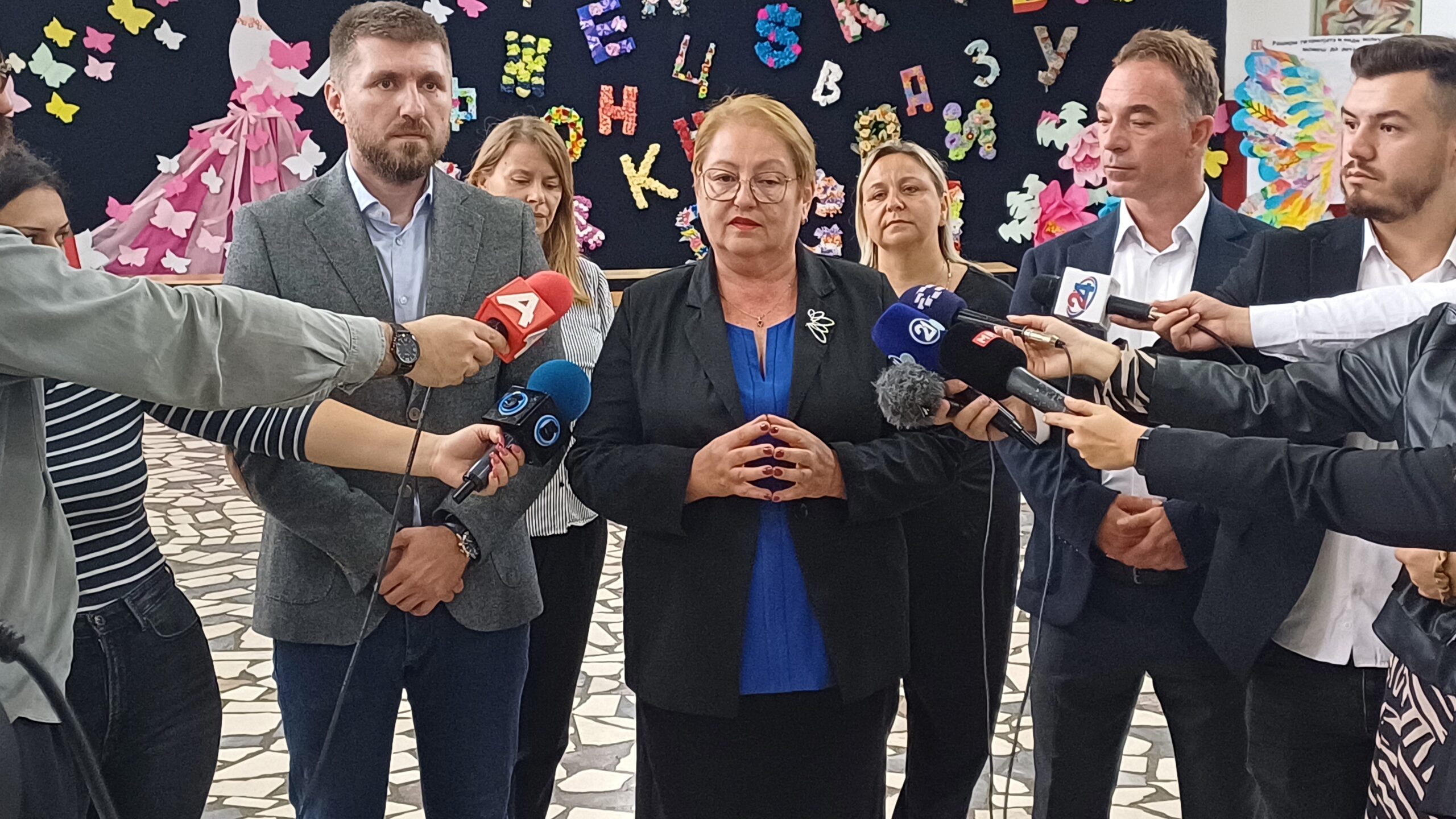 Janevska dhe Miteski ju ndanë tabletë nxënësve të klasave të katërta në ShF “Gjorgjija Pulevski” në Aerodrom