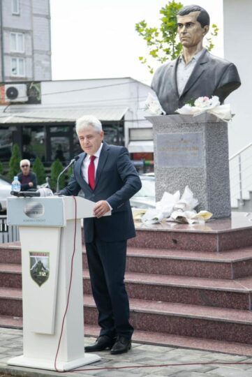 Ali Ahmeti shpalos bustin e heroit Rexhep Halimit në Ferizaj