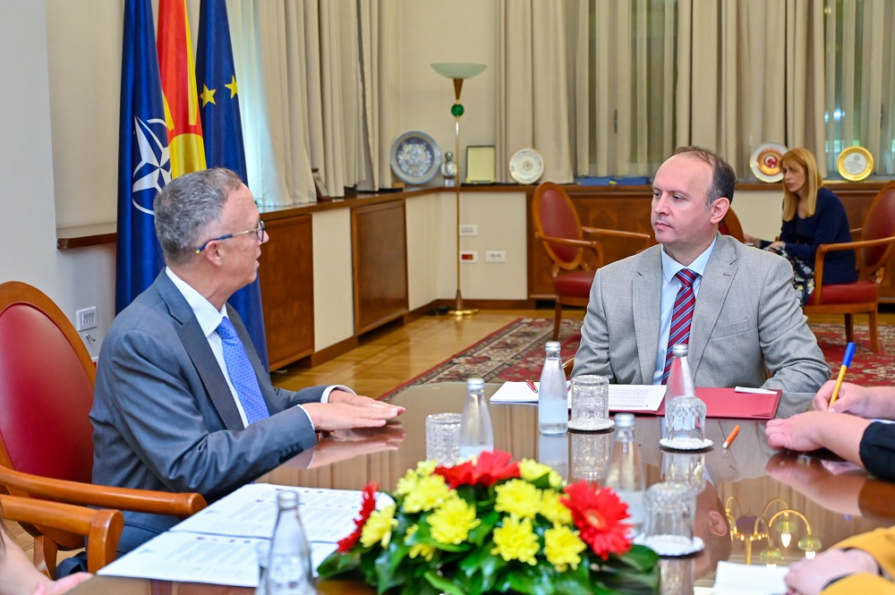 Gashi takoi drejtorin e IRI-it Xhon Fluarti