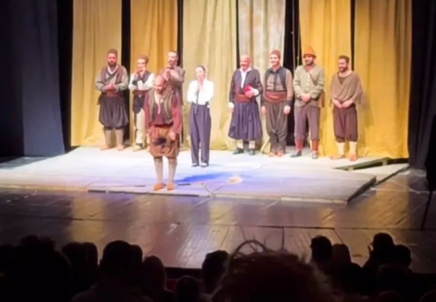Shfaqja “Dredhitë e Patukut” magjeps publikun e Kumanovës në kuadër të Festivalit “Ditët e Komedisë”