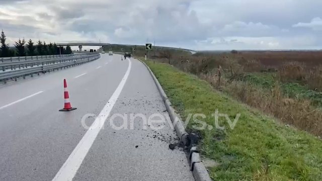 FOTO/ Aksident tragjik në Fier, nga rruga përfundon në kanal, plagoset shoferi, pasagjeri gjendet i pajetë disa metra më poshtë