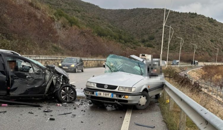 Aksident i rëndë në aksin Pogradec-Qafë Thanë/ Dyshohet për një viktimë, pamje nga vendi i ngjarjes